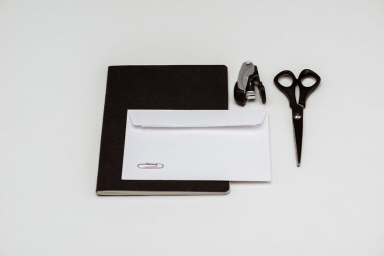 מעטפות ממותגות – הדרך האלגנטית לשדר מקצועיות כבר מהעטיפה